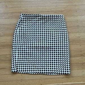Philosophy houndstooth skirt with gold tone zipper. Great condition! Worn once!